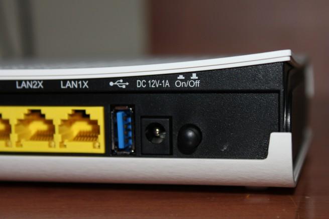Parte trasera derecha del router Comtrend AR-5381u