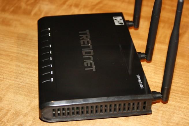 Vista lateral derecho del router TRENDnet TEW-691GR