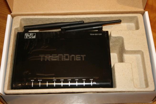 Interior de la caja del router TRENDnet TEW-691GR
