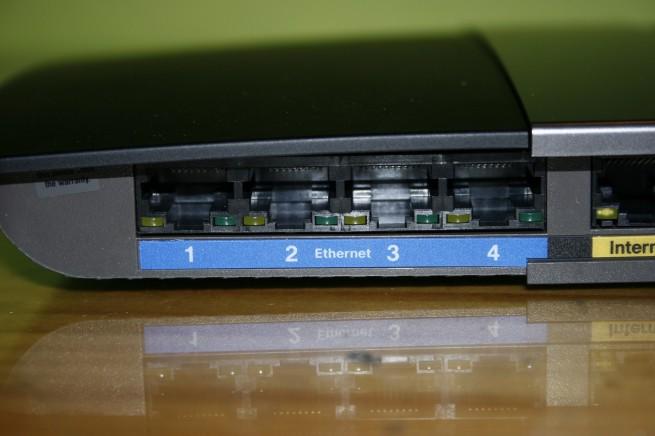 Detalle de la parte trasera izquierda del Cisco Linksys E4200