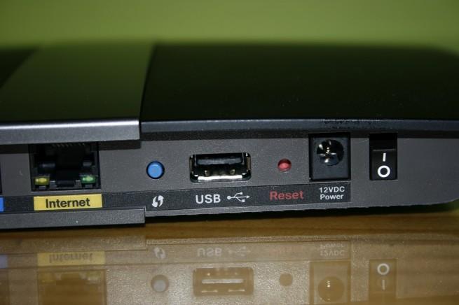 Detalle de la parte trasera derecha del Cisco Linksys E4200