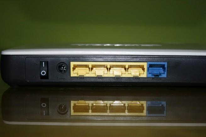 Vista parte trasera con todas las conexión Ethernet del Sitecom WLR4000