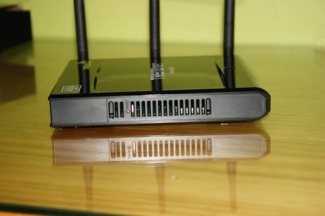 Vista lateral derecha del router TRENDnet TEW-692GR