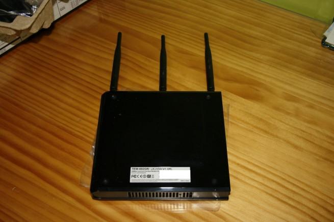 Vista inferior del router TRENDnet TEW-692GR