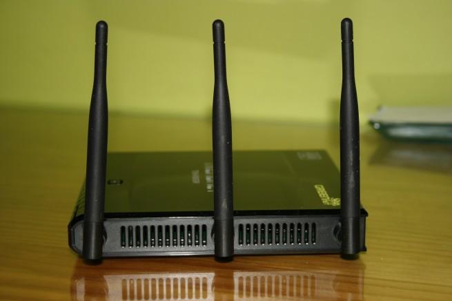 Vista parte lateral derecha del router TRENDnet TEW-692GR