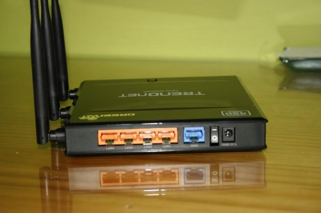 Vista trasera del router TRENDnet TEW-692GR