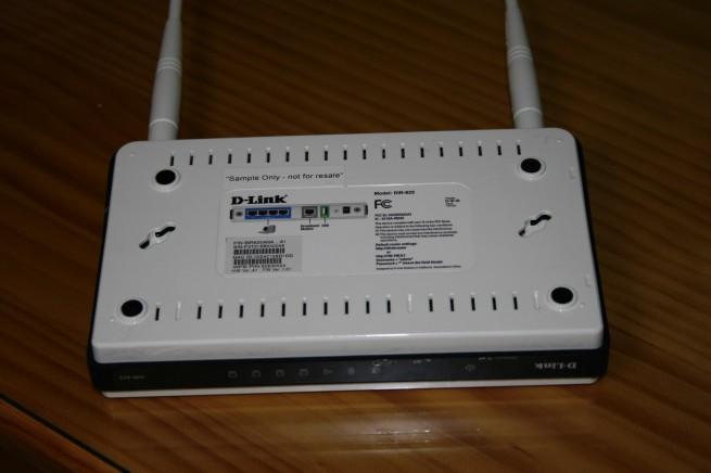 Vista trasera del router D-Link DIR-825