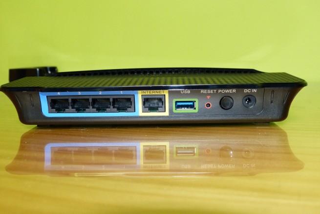 Vista trasera del router D-Link DIR-857