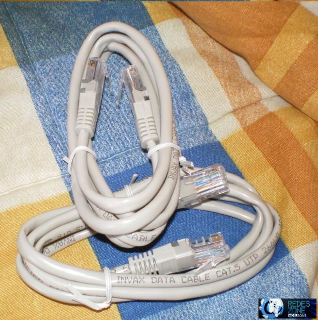 Detalle de los dos cables incluidos con los TP-Link TL-WPA281 Kit