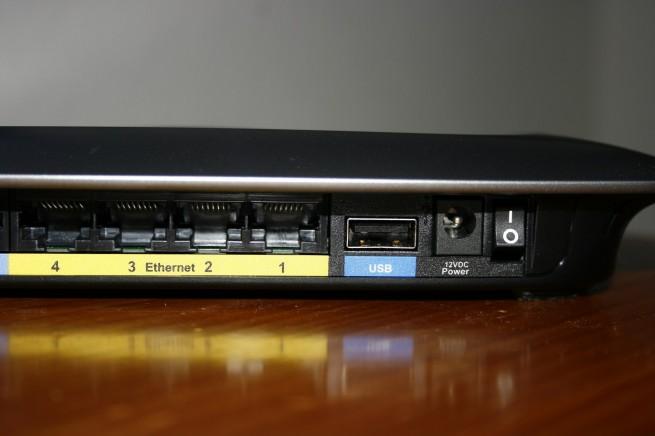 Parte trasera, detalle zona derecha del Cisco Linksys X3000