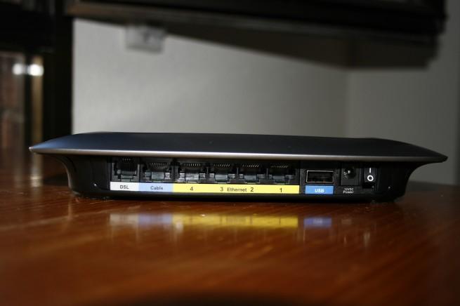 Parte trasera del Cisco Linksys X3000 con sus puertos