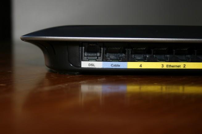 Parte trasera, detalle zona izquierda del Cisco Linksys X3000