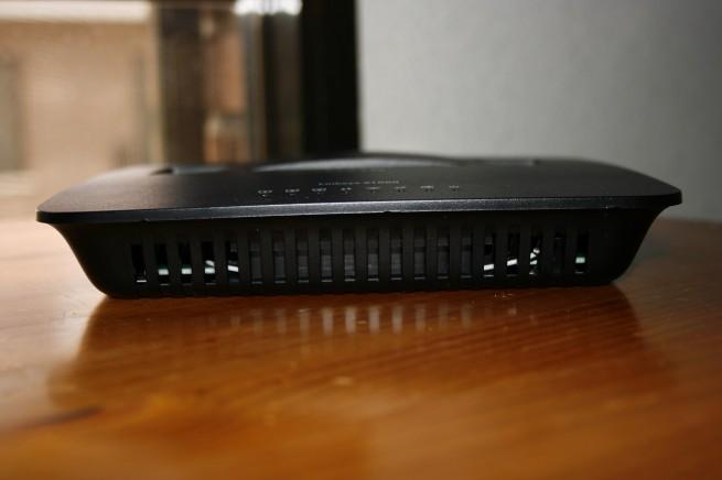 Parte lateral frontal del Cisco Linksys X1000