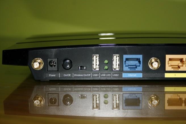 Vista trasera izquierda del router TP-Link TL-WDR4300