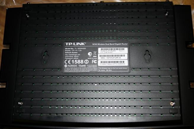 Vista inferior del router TP-Link TL-WDR4300
