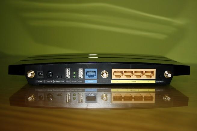 Vista trasera general del router TP-Link TL-WDR4300