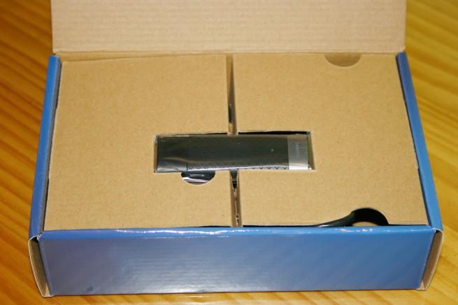 Vista del interior de la caja del Cisco Linksys AE3000