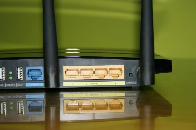 Vista parte trasera derecha del router TP-Link TL-WDR4900