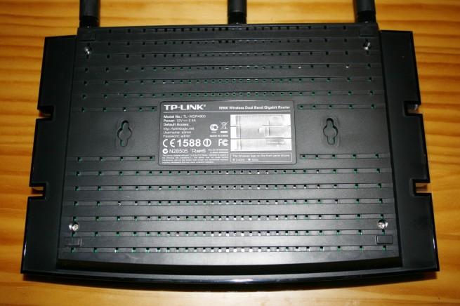 Vista inferior del router TP-Link TL-WDR4900
