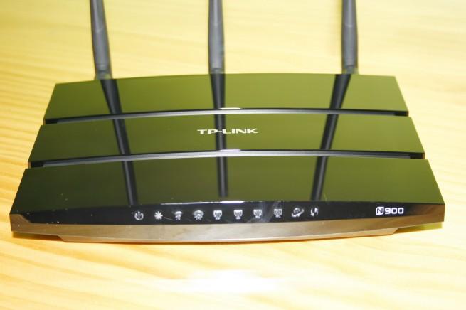 Vista frontal del router TP-Link TL-WDR4900