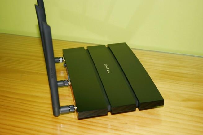 Vista lateral izquierda del router TP-Link TL-WDR4900