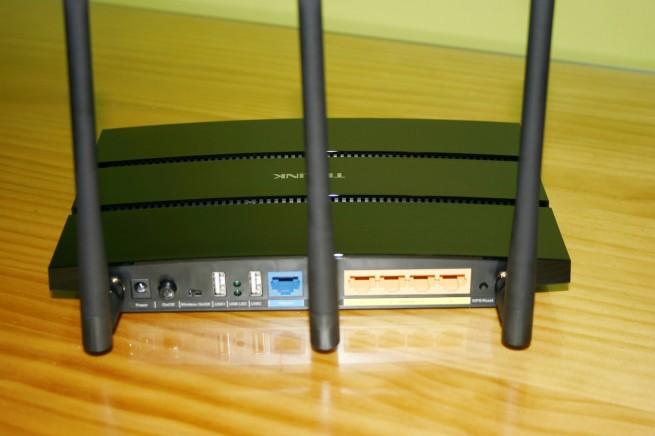 Vista trasera del router TP-Link TL-WDR4900