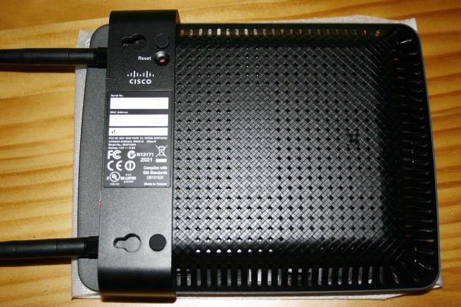 Vista de la parte inferior del Cisco Linksys WAP300N