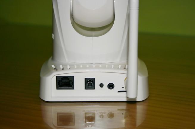 Vista trasera en detalle de los conectores y la antena wireless de la TRENDnet TV-IP672WI