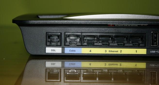 Parte izquierda de la trasera en detalle del Cisco Linksys X3500