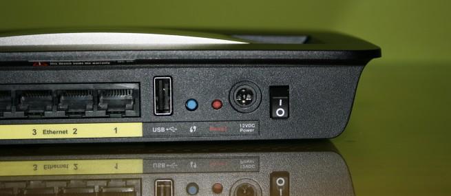 Parte derecha de la trasera en detalle del Cisco Linksys X3500