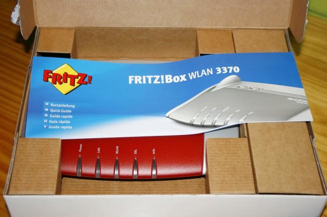 Caja del FRITZ!Box WLAN 3370 abierta con el router