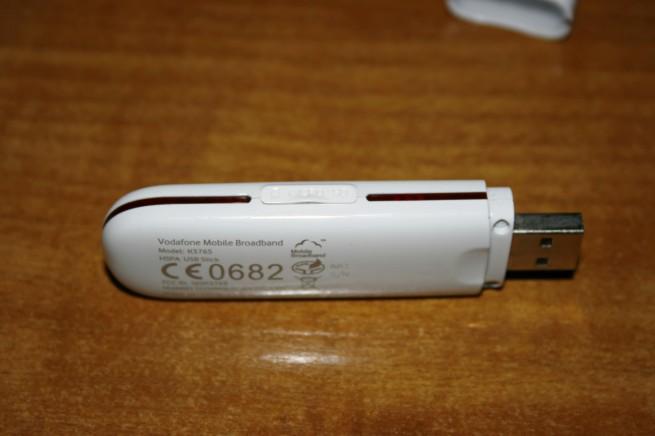Vista de la ranura para tarjetas microSD en el módem Huawei K3765