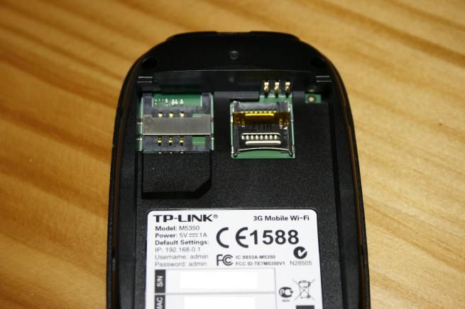 Detalle de las ranuras SIM y microSD del TP-Link M5350