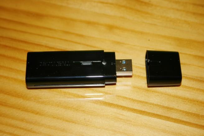 Vista del TRENDnet TEW-804UB sin la tapa del USB