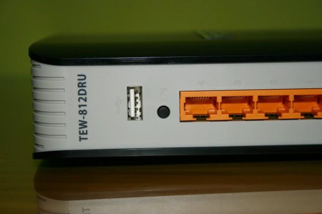Vista detallada del puerto USB junto al WPS en el TRENDnet TEW-812DRU