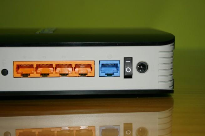 Vista en detalle de los puertos Ethernet en el TRENDnet TEW-812DRU