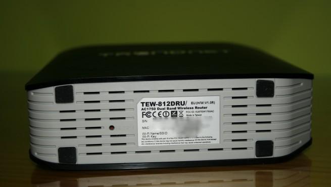 Vista inferior del router TRENDnet TEW-812DRU