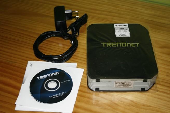 Vista del contenido de la caja del router TRENDnet TEW-812DRU