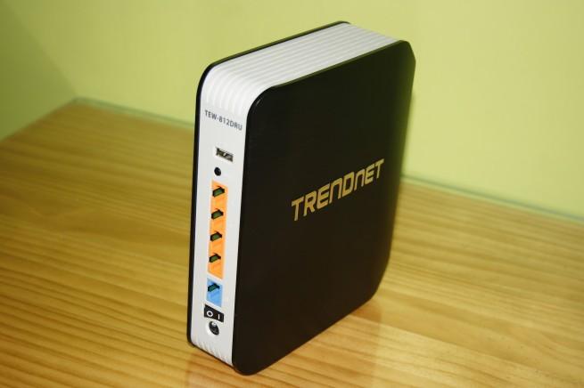 Vista trasera del router TRENDnet TEW-812DRU