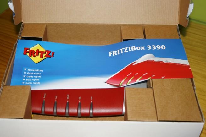 Vista general de la caja abierta del FRITZ!Box 3390