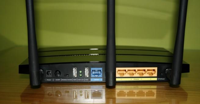 Vista trasera del router TP-Link Archer C7