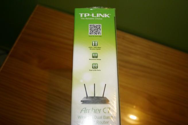 Vista lateral de la caja del router TP-Link Archer C7