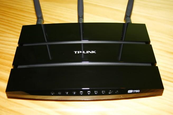 Vista frontal superior del router TP-Link Archer C7