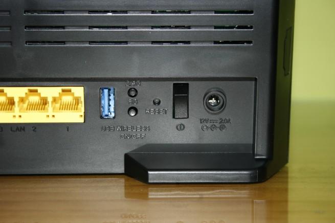 Vista de la parte trasera derecha del router D-Link DSL-3580L