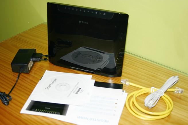 Vista del router D-Link DSL-3580L con el contenido de la caja