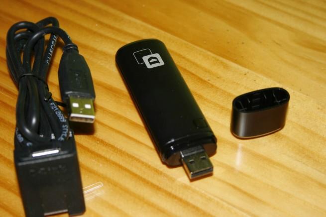 Vista del adaptador D-Link DWA-182 sin la tapa USB y con el alargador