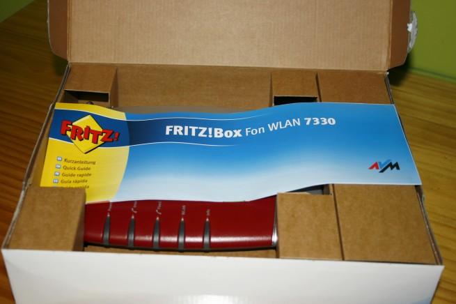 Vista general de la caja abierta del FRITZ!Box 7330