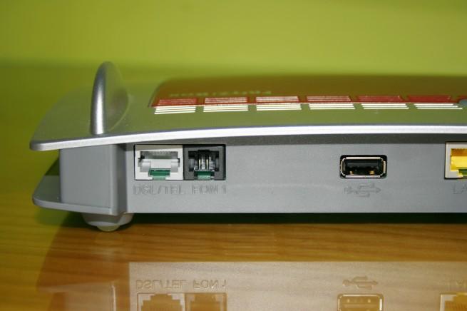 Vista en detalle del DSL y puertos USB en el FRITZ!Box 7330