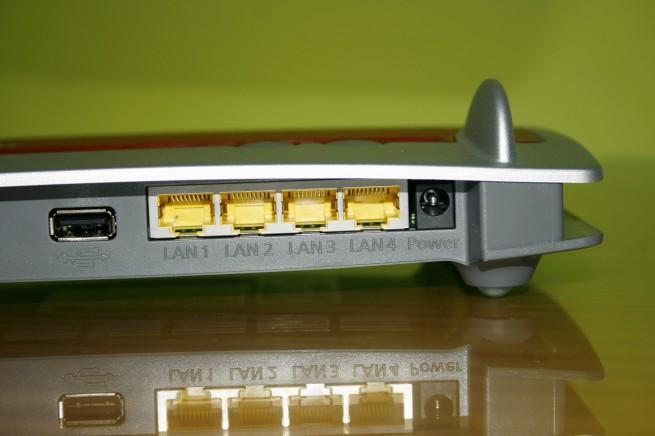 Vista en detalle de los puertos Gigabit Ethernet del FRITZ!Box 7360