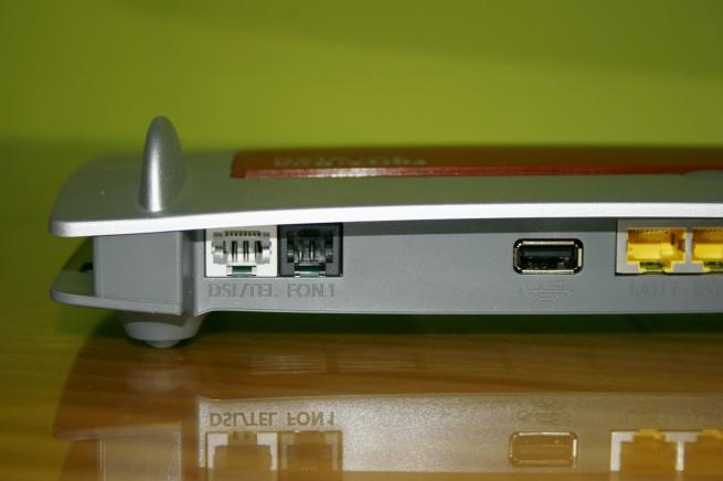 Vista en detalle del DSL y puertos USB en el FRITZ!Box 7360